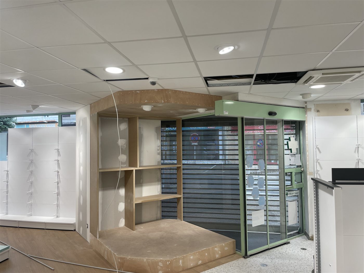 Avant — pharmacie avant mise en peinture